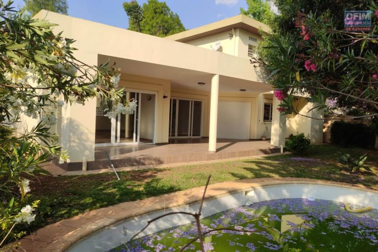OFIM Immobilier offre en location une Villa F6 avec piscine dans une résidence sécurisée 24/24 à 5min du Lycée Français.