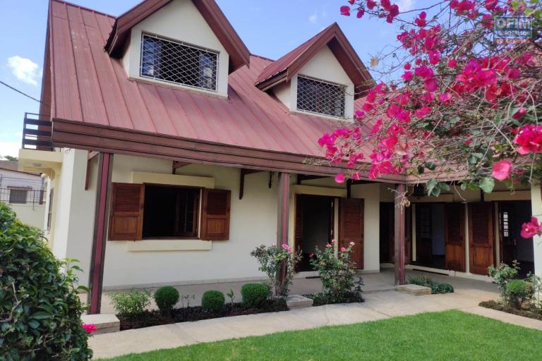 OFIM immobilier offre en location une charmante Villa F6 en bord de route sur Manakambahiny.LOUE