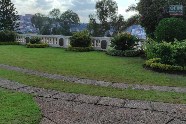 Location d'une maison F5 en duplex  avec une vue à 7mn de l'école Française B à Andrainarivo