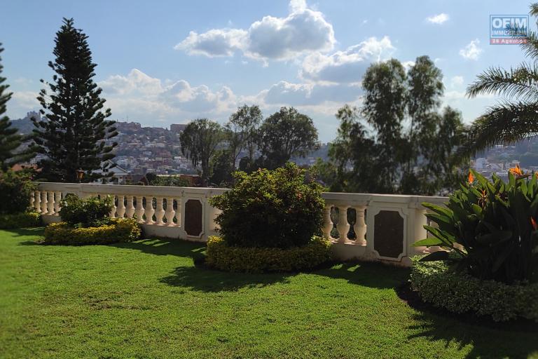 Location d'une maison F5 en duplex  avec une vue à 7mn de l'école Française B à Andrainarivo