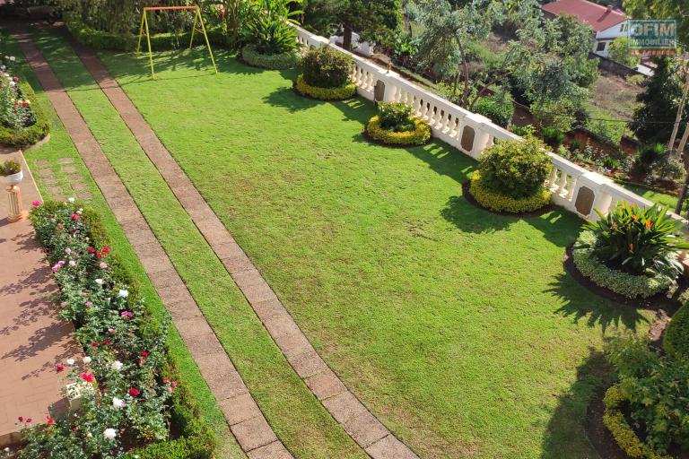 Location d'une maison F5 en duplex  avec une vue à 7mn de l'école Française B à Andrainarivo