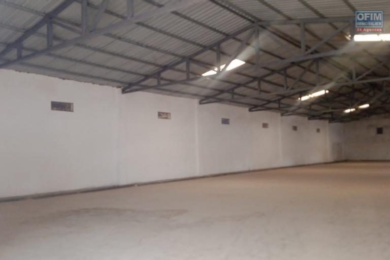 3 Dépôts  industriels ou entreposages de 900m2 plain pied  disponibles  à Ambohibao, alimentation électrique triphasée