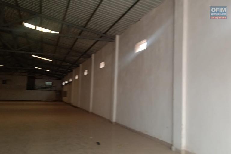 3 Dépôts  industriels ou entreposages de 900m2 plain pied  disponibles  à Ambohibao, alimentation électrique triphasée