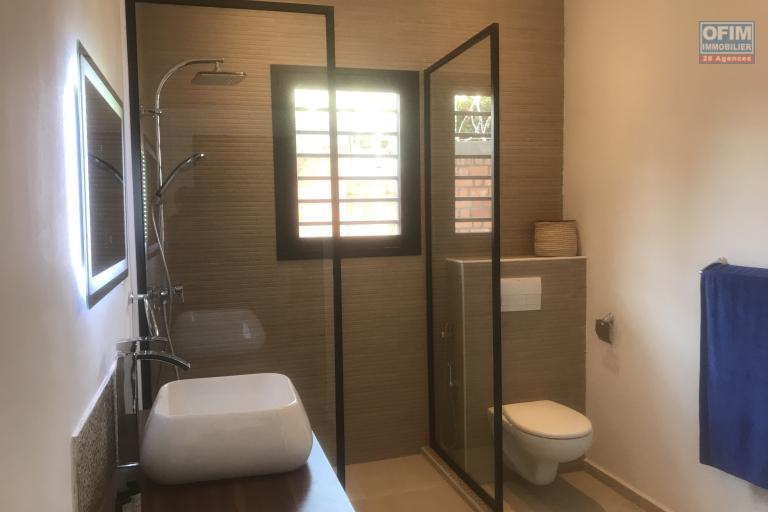 À louer une villa de standing type F5 dans un quartier calme et résidentiel de Mandrosoa Ivato à 5 minutes de l’aéroport international