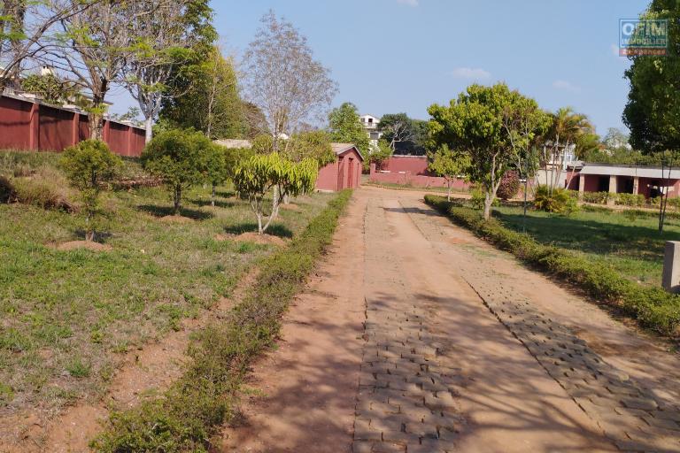 Une grande propriété de 1HA avec une coquette villa et un bungalow dessus à Sabotsy Namehana-Antananarivo