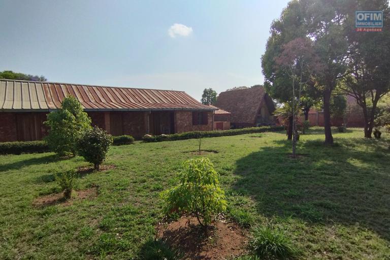 Une grande propriété de 1HA avec une coquette villa et un bungalow dessus à Sabotsy Namehana-Antananarivo