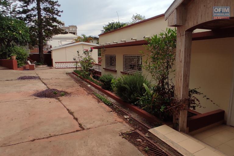 location d'une maison F5 à 5mn à pieds de claire  fontaine avec vue sur le lac masay à Ivandry Ambodivoanjo