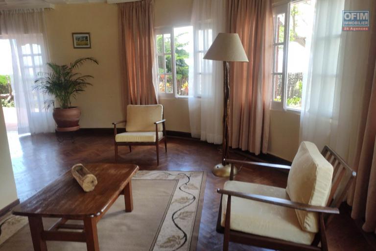 OFIM immobilier loue une charmante Villa F5 meublée avec une vue magnifique bien dégagée sur Antampon'Ankatso qui est à 20min  environs d'Ankorondrano