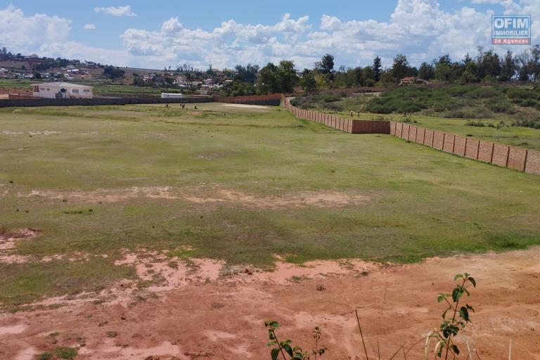 A vendre beau terrain de 22 000 m2 accessible semi-remorque, entièrement clôturé, prêt à bâtir à Ivato- Antananarivo