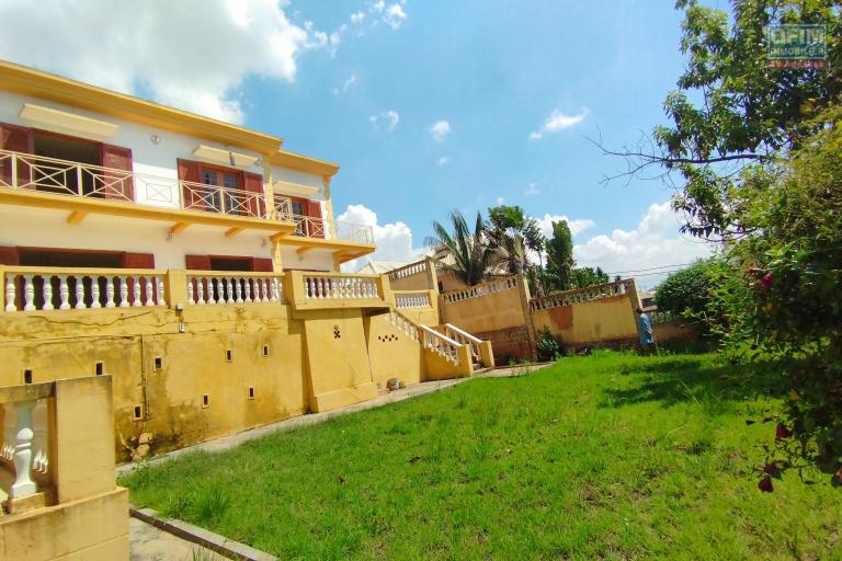 Grande villa F6 sur 800 m2 de terrain dans le quartier résidentiel d'Ambatoroka- Antananarivo