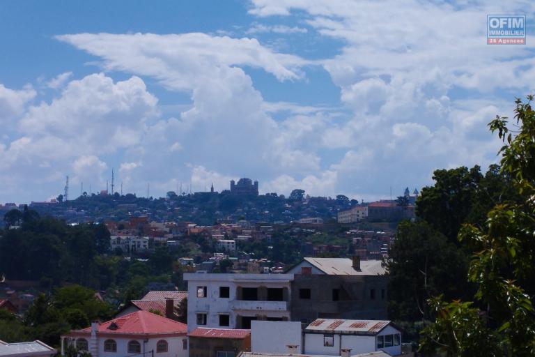Grande villa F6 sur 800 m2 de terrain dans le quartier résidentiel d'Ambatoroka- Antananarivo