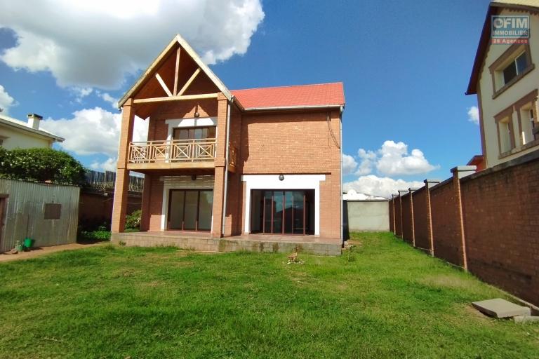 Villa neuve, à étage F4  à Ambohitrarahaba-Antananarivo