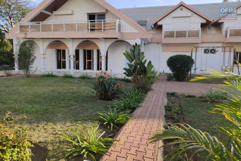 OFIM Immobilier offre en location une Villa à étage F8 sur Ambatobe à quelques pieds du Lycée Français dans une résidence sécurisée 24/24