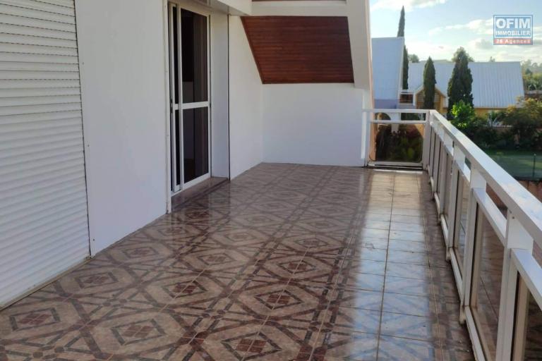 OFIM Immobilier offre en location une Villa à étage F8 sur Ambatobe à quelques pieds du Lycée Français dans une résidence sécurisée 24/24