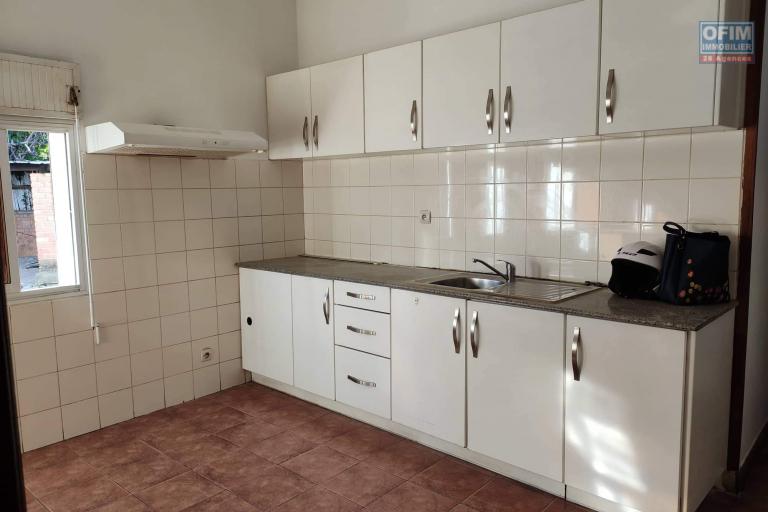 OFIM Immobilier offre en location une Villa à étage F8 sur Ambatobe à quelques pieds du Lycée Français dans une résidence sécurisée 24/24