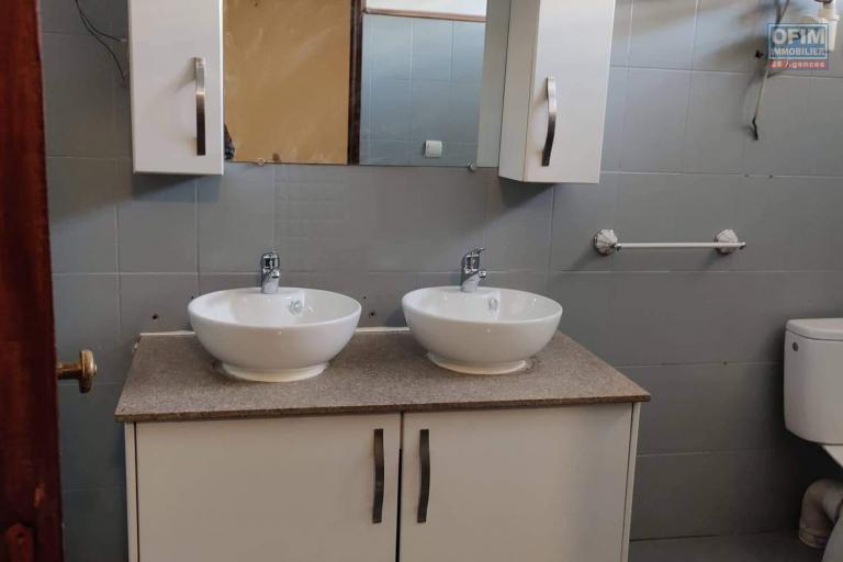 OFIM Immobilier offre en location une Villa à étage F8 sur Ambatobe à quelques pieds du Lycée Français dans une résidence sécurisée 24/24