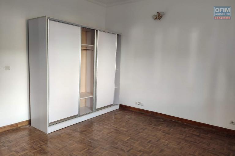 OFIM Immobilier offre en location une Villa à étage F8 sur Ambatobe à quelques pieds du Lycée Français dans une résidence sécurisée 24/24