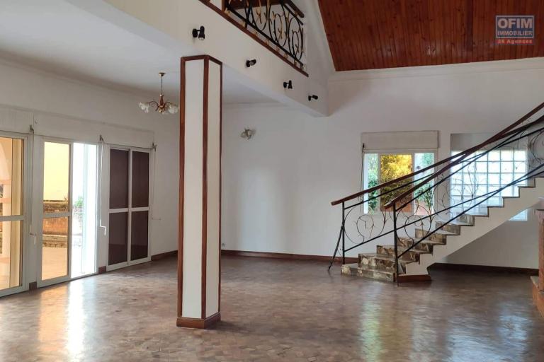 OFIM Immobilier offre en location une Villa à étage F8 sur Ambatobe à quelques pieds du Lycée Français dans une résidence sécurisée 24/24