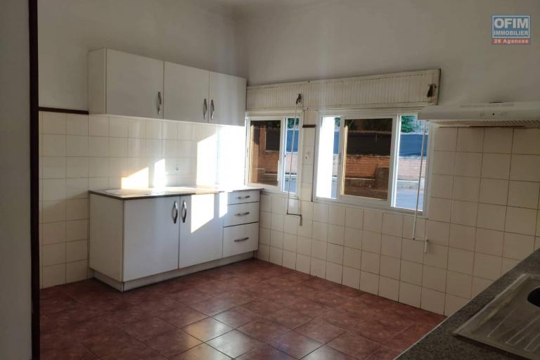 OFIM Immobilier offre en location une Villa à étage F8 sur Ambatobe à quelques pieds du Lycée Français dans une résidence sécurisée 24/24