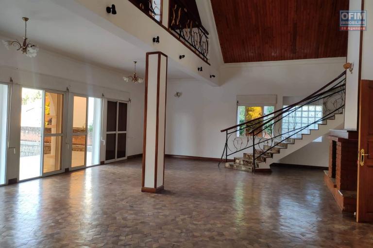 OFIM Immobilier offre en location une Villa à étage F8 sur Ambatobe à quelques pieds du Lycée Français dans une résidence sécurisée 24/24