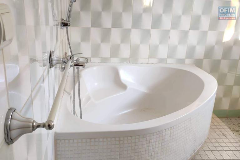 OFIM Immobilier offre en location une Villa à étage F8 sur Ambatobe à quelques pieds du Lycée Français dans une résidence sécurisée 24/24
