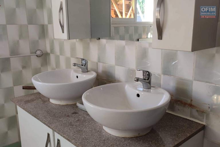 OFIM Immobilier offre en location une Villa à étage F8 sur Ambatobe à quelques pieds du Lycée Français dans une résidence sécurisée 24/24
