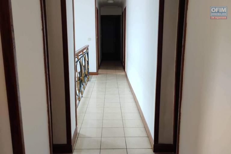 OFIM Immobilier offre en location une Villa à étage F8 sur Ambatobe à quelques pieds du Lycée Français dans une résidence sécurisée 24/24