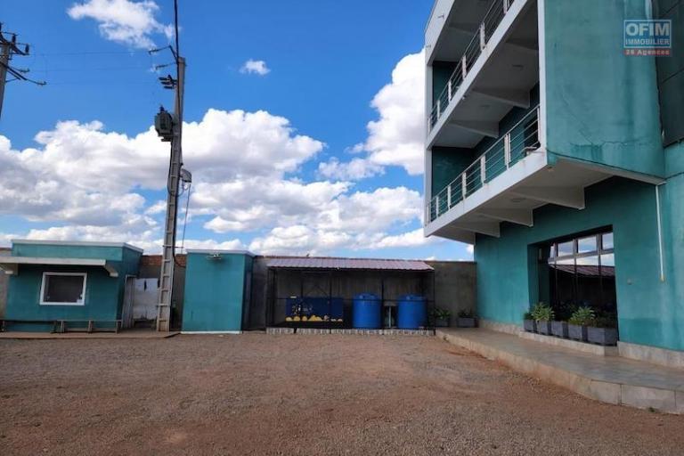 A vendre propriété comprenant un dépôt de 600 M2  avec bureaux sur 2500M2 de terrain à Ambohidratrimo