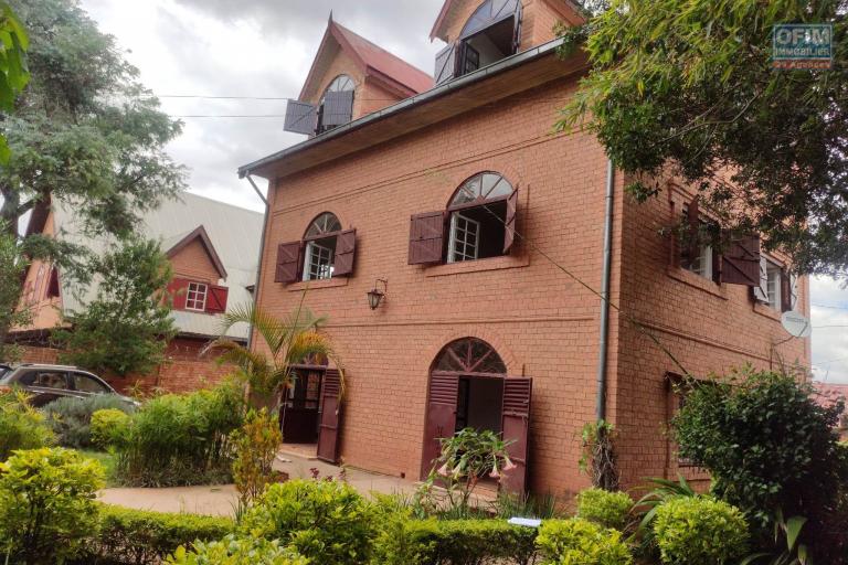 OFIM immobilier offre en location une Villa  deux étage avec 6 Chambres et 1salle de séjour sur Ambohitrarahaba à quelques minutes d'Ivandry ou Ambatobe. LOUE