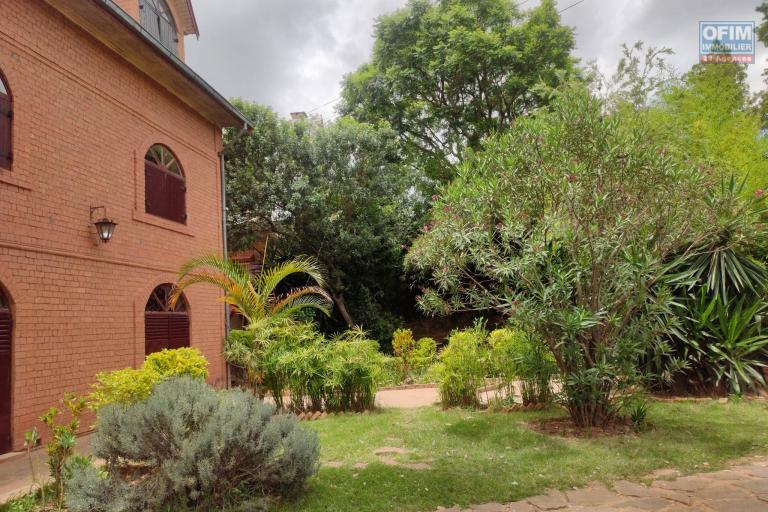 OFIM immobilier offre en location une Villa  deux étage avec 6 Chambres et 1salle de séjour sur Ambohitrarahaba à quelques minutes d'Ivandry ou Ambatobe. LOUE