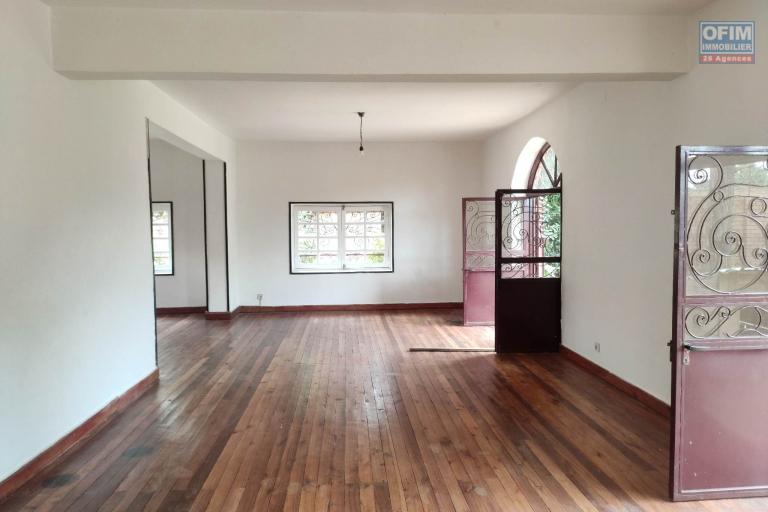 OFIM immobilier offre en location une Villa  deux étage avec 6 Chambres et 1salle de séjour sur Ambohitrarahaba à quelques minutes d'Ivandry ou Ambatobe. LOUE