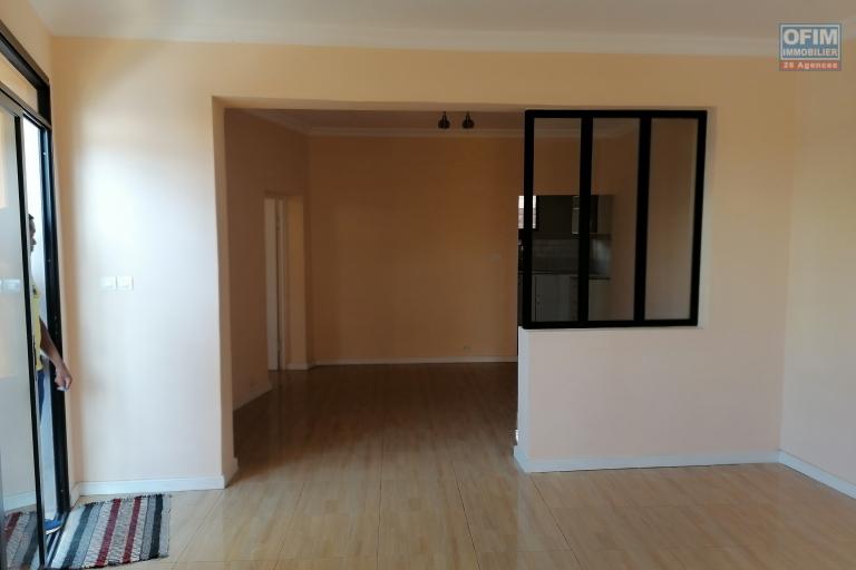 À louer un appartement neuf de type T4 au rez-de-chaussée accès en pavé et à 5 minutes à pied du centre commercial SUPER U et JUMBO SCORE sis à Ambohinambo Talatamaty (NON DISPONIBLE)