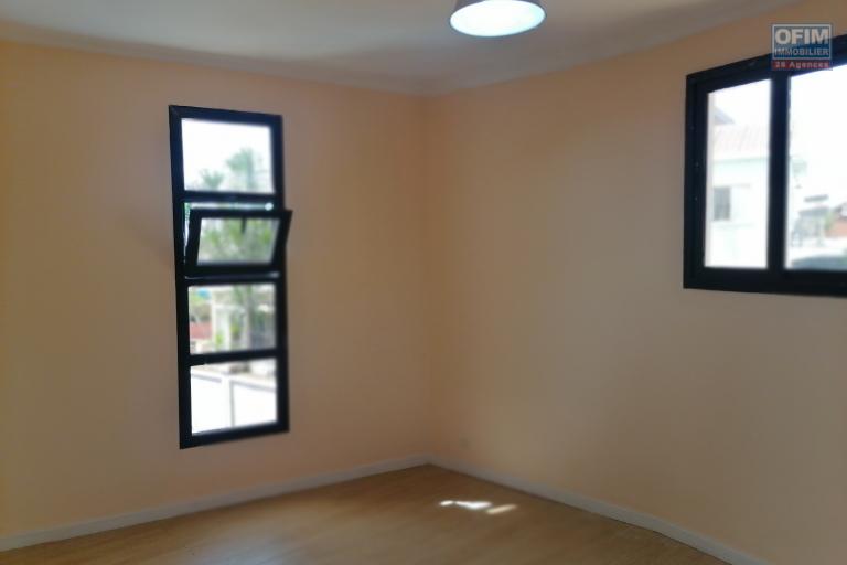 OFIM met en location un appartement neuf de type T4 au 1er étage avec accès en pavé et à 5 minutes à pied du centre commerciaux SUPER U et JUMBO SCORE sis à Ambohinambo Talatamaty (NON DISPONIBLE) .