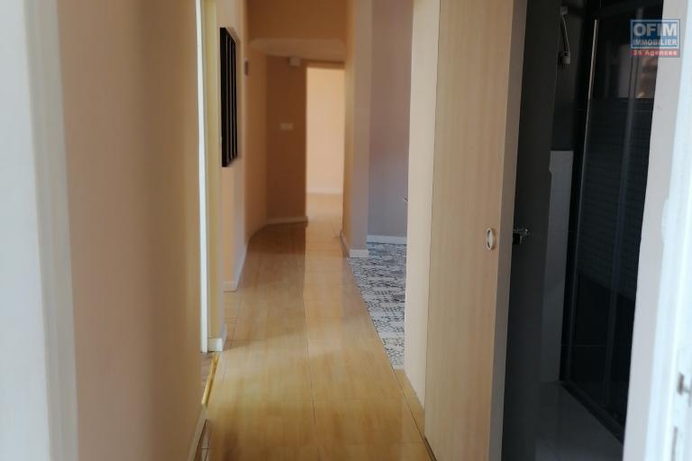 OFIM met en location un appartement neuf de type T4 au 1er étage avec accès en pavé et à 5 minutes à pied du centre commerciaux SUPER U et JUMBO SCORE sis à Ambohinambo Talatamaty.