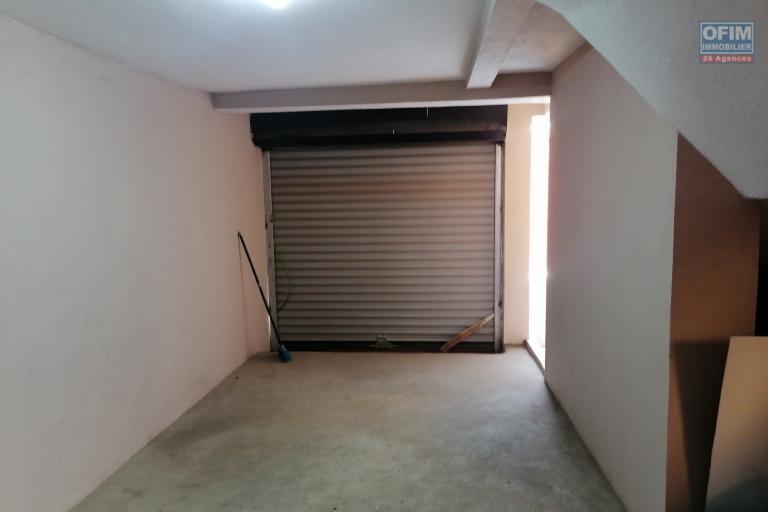 OFIM met en location un appartement neuf de type T4 au 1er étage avec accès en pavé et à 5 minutes à pied du centre commerciaux SUPER U et JUMBO SCORE sis à Ambohinambo Talatamaty.