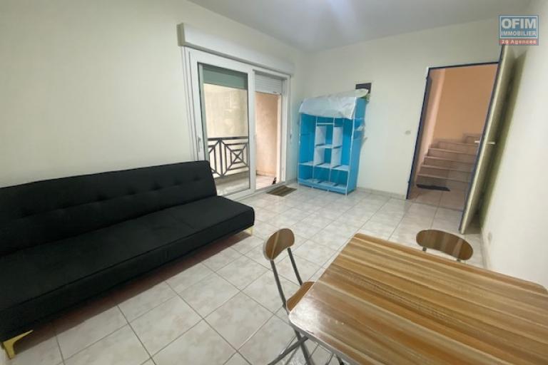 Un studio semi meublé dans une résidence sécurisée à Ambatobe ( LOUE )
