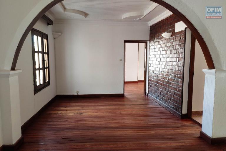 OFIM immobilier offre en location une villa à étage F6 sur Andohanimandroseza dans un quartier calme à environ 20min du centre ville