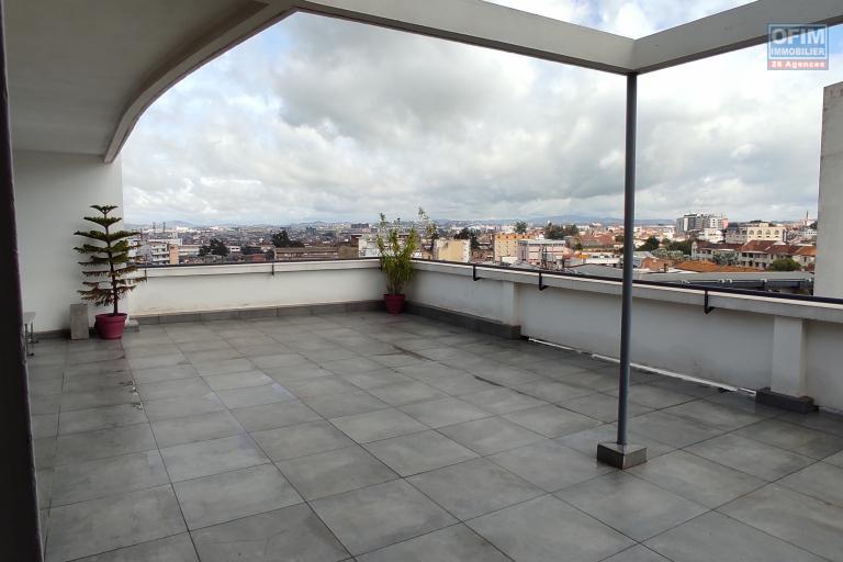 Vente d'un immeuble de bureau de 7 étages, d' une superficie totale de 1870m2 doté d'un ascenseur et 5 places de parking intérieur plein centre ville de Taralalàna