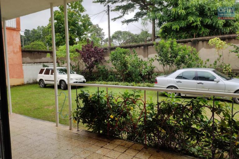 OFIM immobilier offre en location une villa basse F6 avec jardin sur Andoharanofotsy Malaza. LOUE