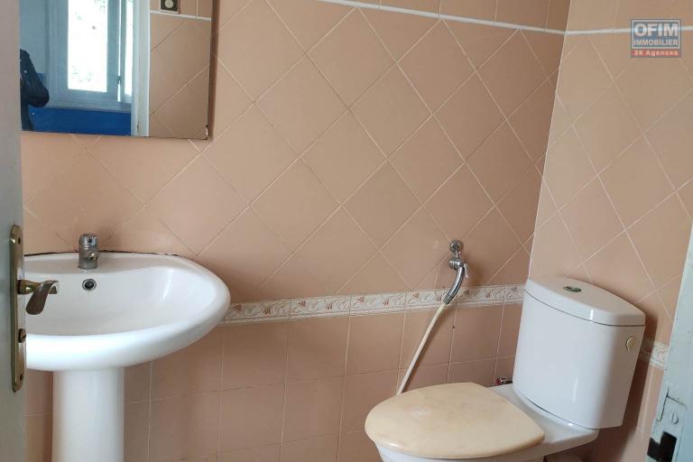 OFIM immobilier offre en location une villa basse F6 avec jardin sur Andoharanofotsy Malaza. LOUE
