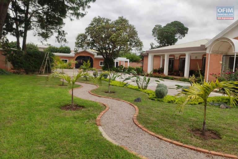 OFIM Immobilier loue une charmante Villa basse neuve F4 dans une petite résidence sur Talatamaty Amborompotsy. LOUE