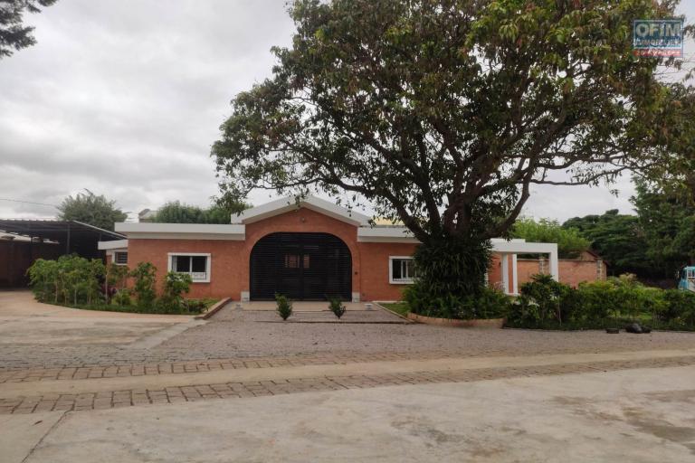 OFIM Immobilier loue une charmante Villa basse neuve F4 dans une petite résidence sur Talatamaty Amborompotsy. LOUE