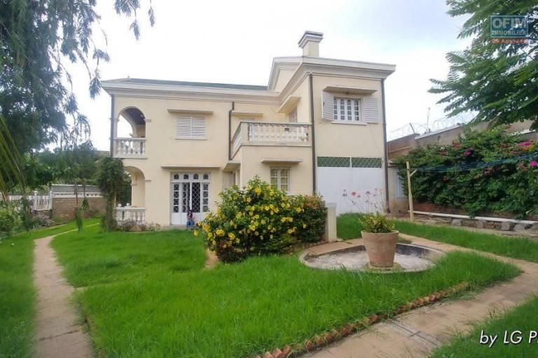 Une villa F5 à Ambatobe ( LOUE )