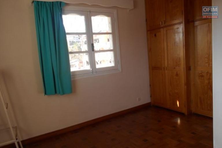 Une villa F5 à Ambatobe ( LOUE )