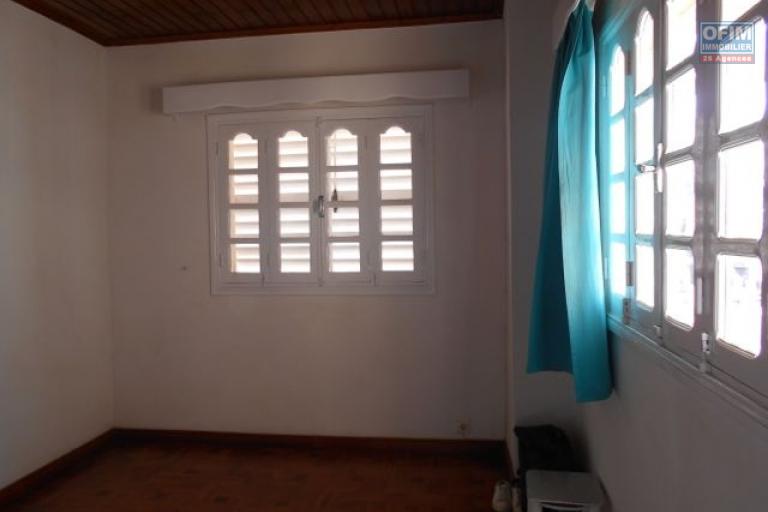 Une villa F5 à Ambatobe ( LOUE )