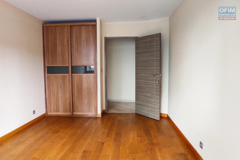 OFIM propose à la vente un appartement T3 de standing d'une superficie totale de 132,89m2 dans une belle résidence proche de toutes le commodité à Ivandry