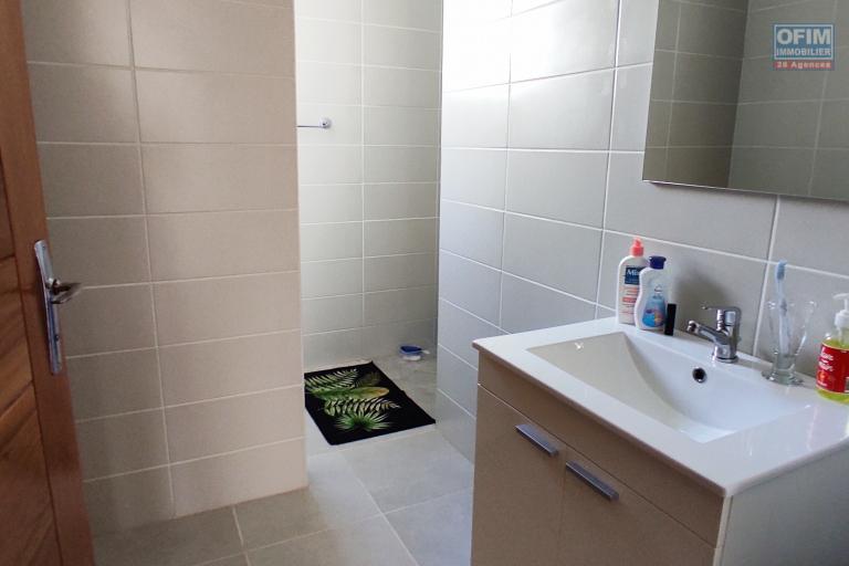 Vente d'une propriété  de 870m2 contenant une maison F4 et un appartement T2 indépendant dans un quartier calme à andoharanofotsy