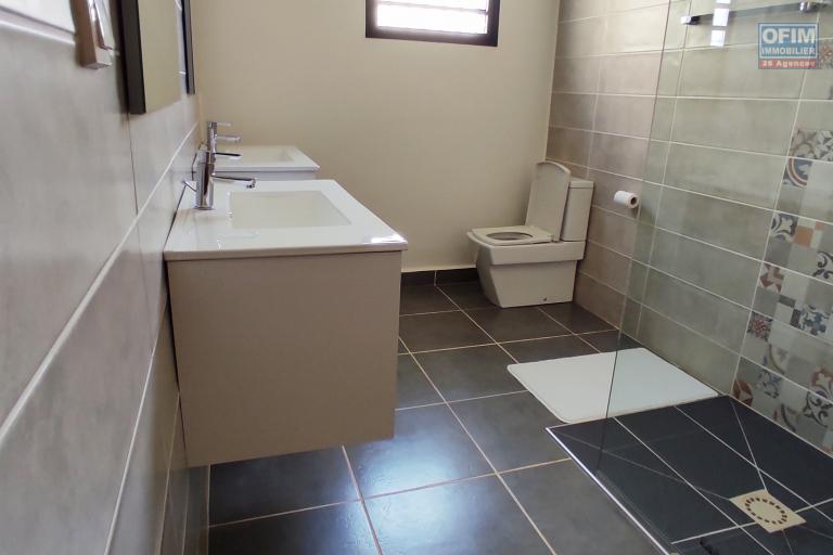 Vente d'une propriété  de 870m2 contenant une maison F4 et un appartement T2 indépendant dans un quartier calme à andoharanofotsy