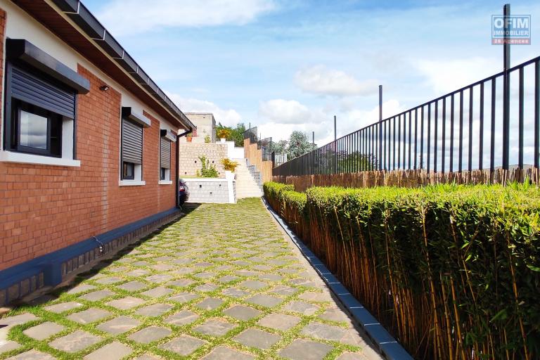Vente d'une propriété  de 870m2 contenant une maison F4 et un appartement T2 indépendant dans un quartier calme à andoharanofotsy