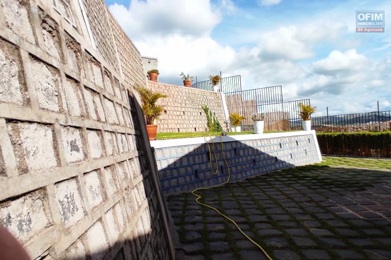 Vente d'une propriété  de 870m2 contenant une maison F4 et un appartement T2 indépendant dans un quartier calme à andoharanofotsy
